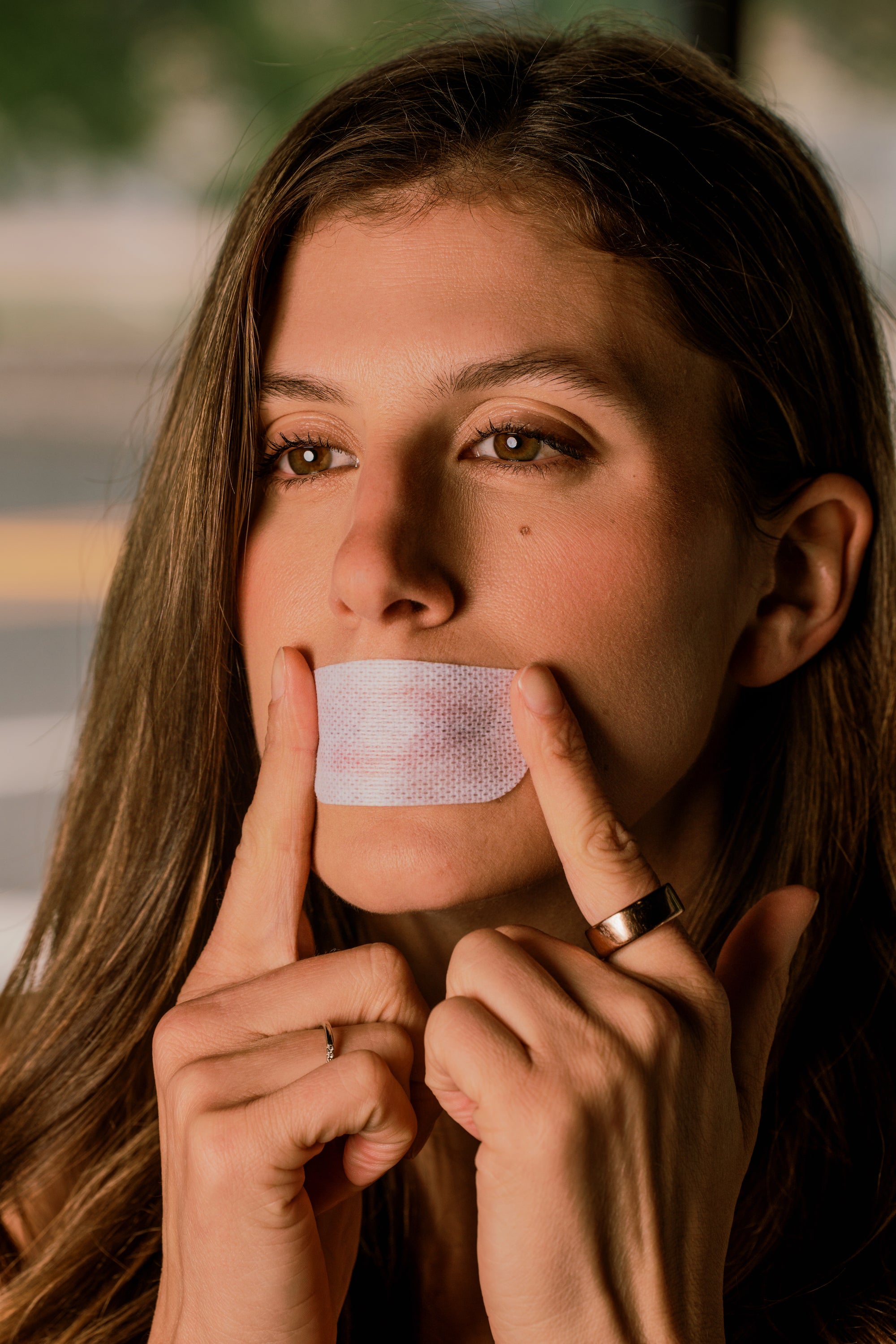Cinta bucal antironquidos - mujer aplicándola para dormir