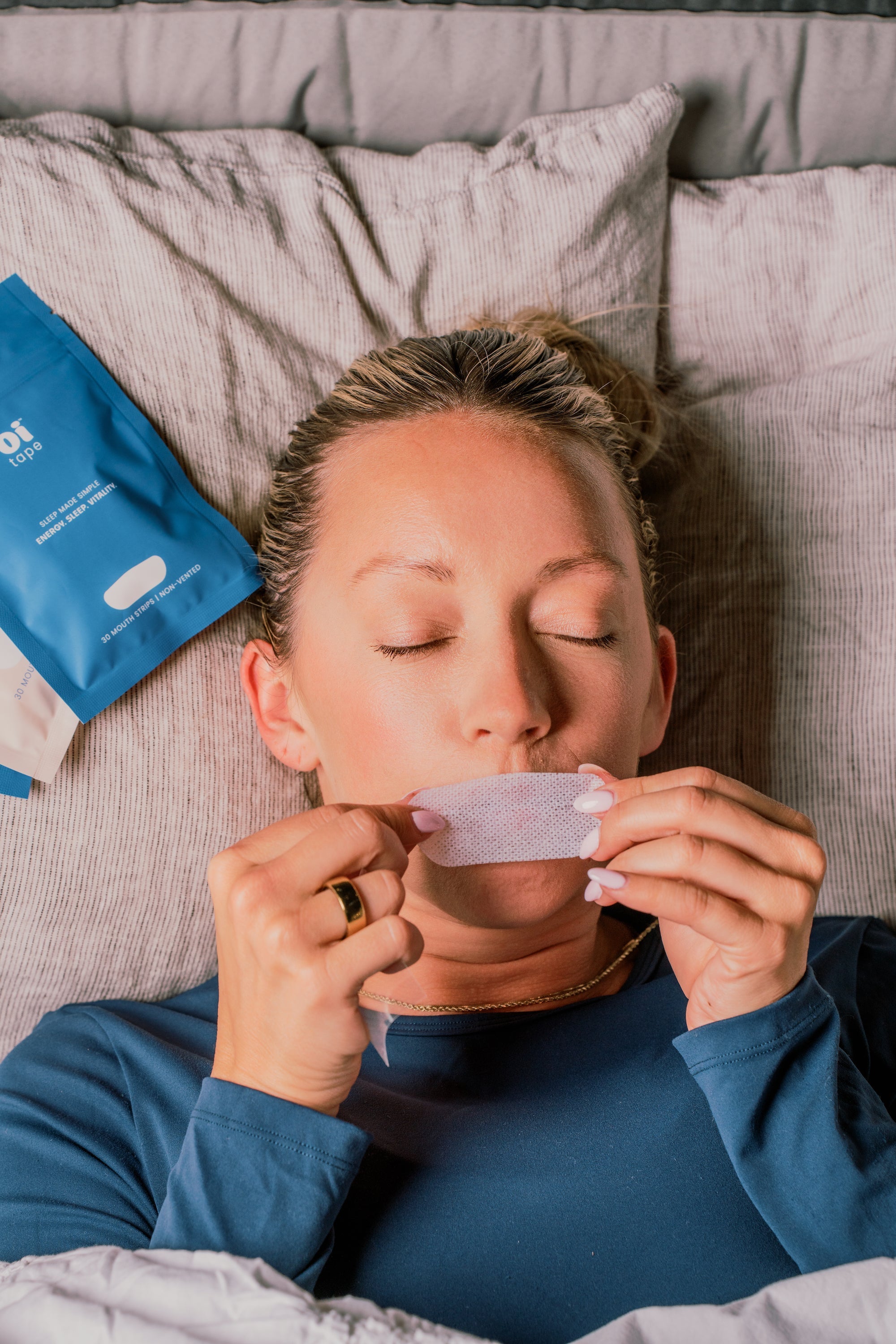 Cinta bucal para dormir - aplicación en cama