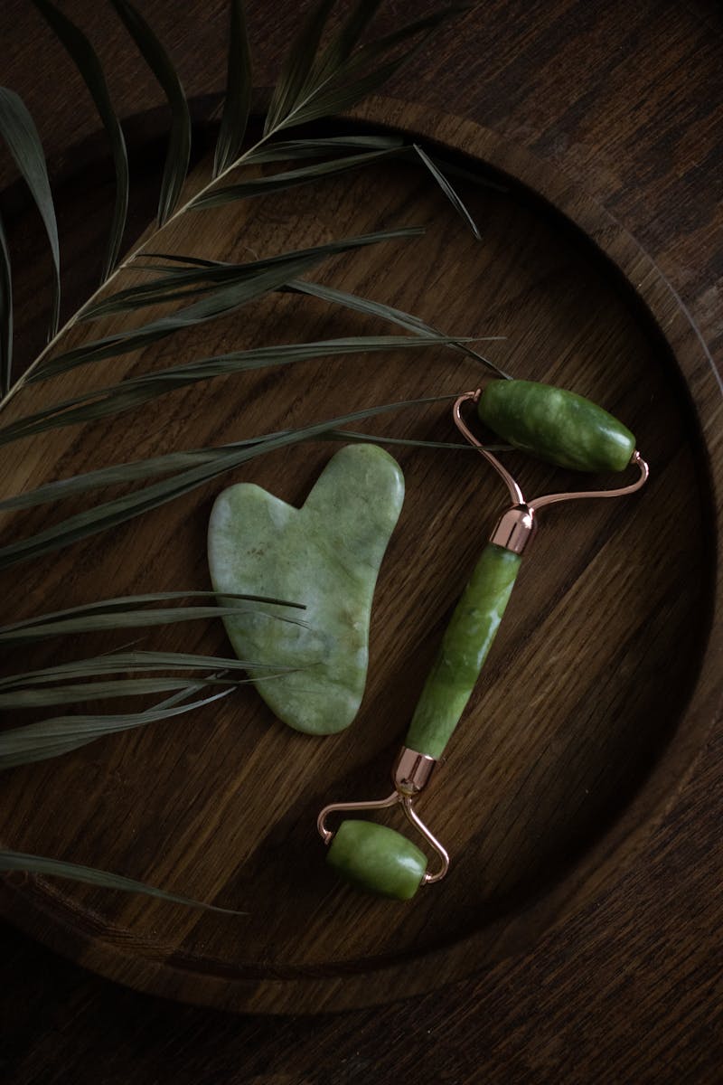 Gua sha y rodillo jade para ritual de belleza